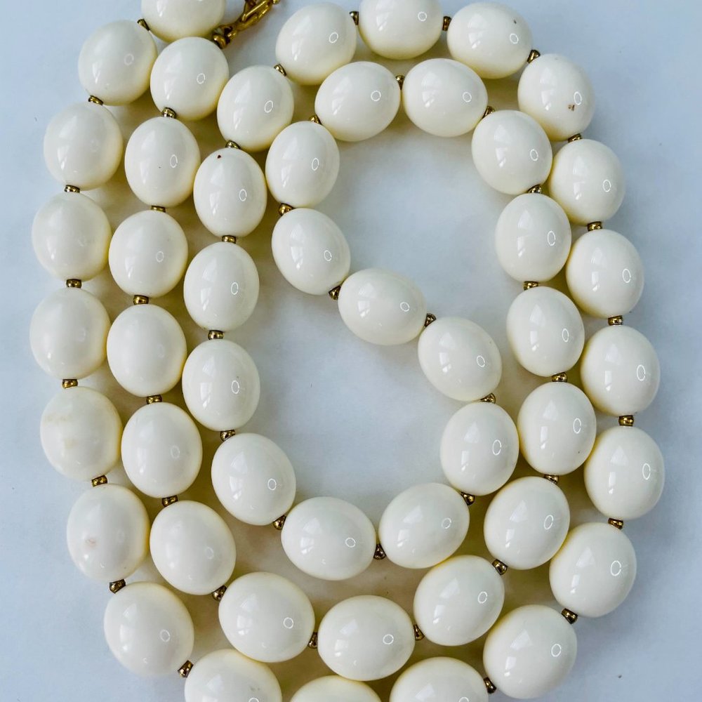 VNT Monet signed drop bead earrings and VNT matching white necklace - Picture 4 of 6